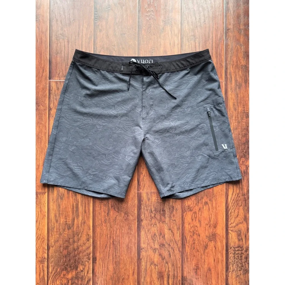 Vuori Mens Infinity Board Shorts Black Grey Wave Sz 38 Swim Trunks Surf Stretch